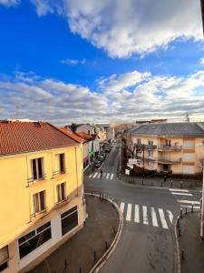 vistas a una calle de la ciudad con edificios en Appartement cosy en plein centre-ville en Aulnay-sous-Bois