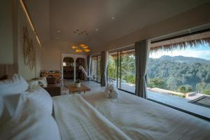 1 dormitorio con 1 cama grande y ventana grande en Đảo Chè Thanh Chương - Điếu Cày Travel en Trai Ðỏ