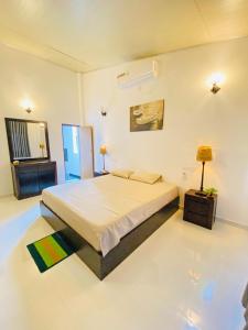 um quarto com uma cama grande num quarto em Erin Orr Villa em Wadduwa