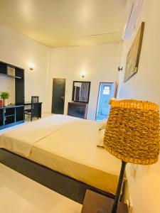 a bedroom with a bed and a chair in it at Erin Orr Villa in Wadduwa