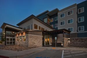 ウィチタフォールズにあるResidence Inn By Marriott Wichita Fallsの正面に駐車場がある建物