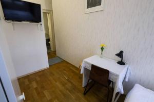 Una habitación con una mesa con un jarrón de flores. en Pest-port apartment room-5 Private apartment, en Budapest