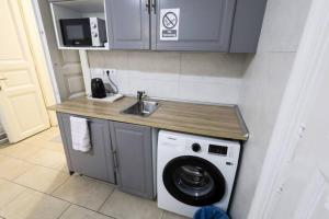 Il comprend une cuisine équipée d'un lave-linge et d'un évier. dans l'établissement Pest-port apartment room-5 Private apartment, à Budapest