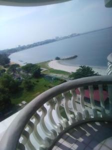 Muslim homestay Glory Beach Resort في بورت ديكسون: شرفة مطلة على الشاطئ والمحيط