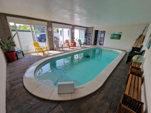 Bazén v ubytovaní Magnifique villa Boubou 300m2 avec piscine alebo v jeho blízkosti