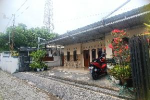 a motorcycle parked in front of a building at OYO 93582 Liani Homestay Syariah in Kuripan