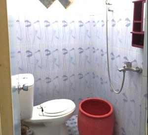 La salle de bains est pourvue de toilettes et d'un seau. dans l'établissement OYO 93571 Wisma Air Mancur Homestay, à Malang