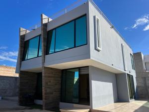 Casa moderna con ventanas grandes de cristal. en Casa Samu, en Tequila