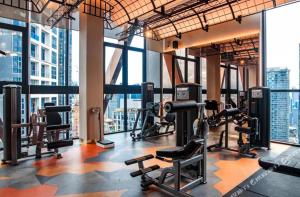 una palestra con macchinari per il cardio-fitness in un edificio con grattacieli di Scarletz Suites KLCC Deluxe Studio Room Single Double Bed a Kuala Lumpur