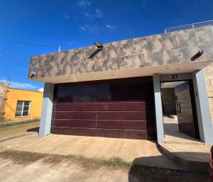 un garaje con una puerta de garaje marrón en Casa Samu, en Tequila