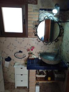 y baño con lavabo y espejo. en La Remulla, en Paüls