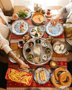 une table recouverte de assiettes de nourriture et de bretzels dans l'établissement Maridin Hotel, à Mardin