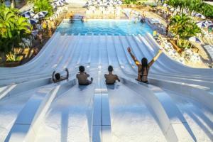 a group of people sitting in the water at a swimming pool at Spazzio diRoma RM Hospedagem com Acesso Acqua Park/Splash in Caldas Novas