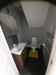 ein Bad mit einem Waschbecken und einem WC in der Unterkunft Lovely and Spacious Room with Conservatory in Gravesend