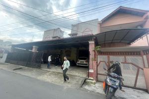 un gruppo di persone che si trovano fuori da un edificio di OYO 93609 Syukur 07 Syariah a Medan