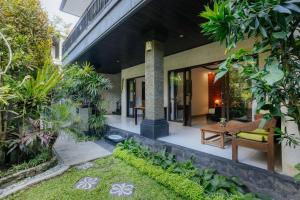 a house with a courtyard with a garden at Ubud Harmony Private Villa and Pool in Ubud
