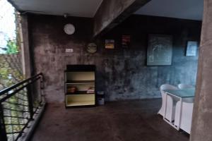 日惹的住宿－OYO 93607 Penak Malioboro Bunk Bed，一张桌子的房间里,有一个小冰箱