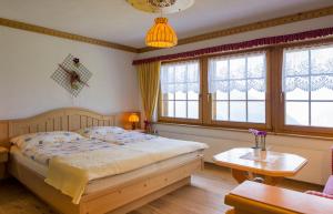 Postel nebo postele na pokoji v ubytování Alpenhotel zur Wildi Lauchernalp