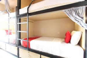 日惹的住宿－OYO 93607 Penak Malioboro Bunk Bed，一间卧室配有两张双层床。