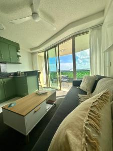 1 dormitorio con cama, escritorio y mesa en 8th Floor Sunny Escape at Landmark Resort en Mooloolaba