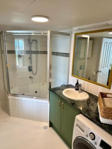 y baño con lavabo y ducha. en 8th Floor Sunny Escape at Landmark Resort en Mooloolaba