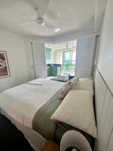 1 dormitorio con 1 cama y ventilador de techo en 8th Floor Sunny Escape at Landmark Resort en Mooloolaba