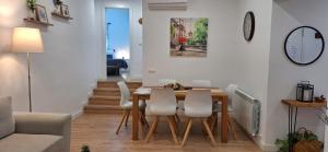 A seating area at Narciso Tomé en San justo 4