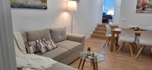 A seating area at Narciso Tomé en San justo 4