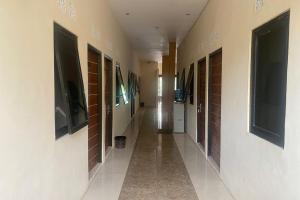 un corridoio di un edificio con lungo corridoio di OYO 93623 Assalam Homestay Syariah a Surabaya