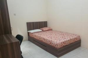 una piccola camera con un letto in una stanza di OYO 93623 Assalam Homestay Syariah a Surabaya