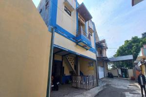 a blue and white building with a balcony at SPOT ON 93622 Wisma Dua Putra Syariah in Majalengka