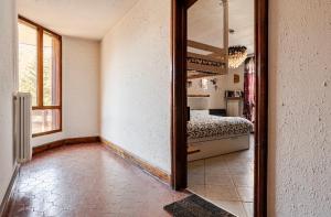 A bed or beds in a room at La Lanterna sui Monti
