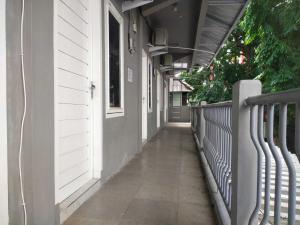 un pasillo vacío de un edificio con una valla en OYO 93630 Wongso Residence Syariah en Pangkalpinang