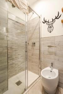 łazienka z prysznicem i białą toaletą w obiekcie La Lanterna sui Monti w mieście Pragelato