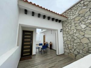 a hallway of a house with a stone wall at La casa del faro Azul Marino in Mazatlán