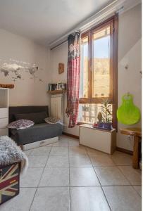 ein Wohnzimmer mit einem Sofa und einem Fenster in der Unterkunft La Lanterna sui Monti in Pragelato