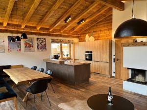 Kuchyňa alebo kuchynka v ubytovaní Alpine chalet in Neukirchen am Großvenediger