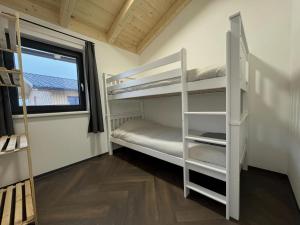 Pokój z łóżkiem piętrowym z 2 łóżkami piętrowymi i oknem w obiekcie Chalet near Nassfeld ski resort in Carinthia w mieście Hermagor