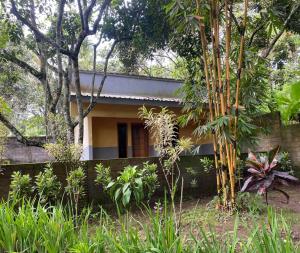 ein Haus inmitten eines Gartens in der Unterkunft SPOT ON 93639 Kaila Guesthouse in Lombok
