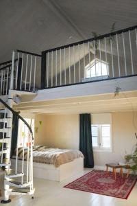 Katil dua tingkat atau katil-katil dua tingkat dalam bilik di Pieni saneerattu hirsitalo koskenpartaalla