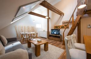 ein Wohnzimmer mit einem Sofa und einem Tisch in der Unterkunft Elevante Residence in Poprad