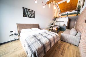 een slaapkamer met een bed en een trap op de achtergrond bij Skio in Goedaoeri