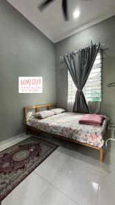 1 Schlafzimmer mit 2 Betten und einem Fenster in der Unterkunft Homestay Mohd Aizri Bukit Gading in Distrikt Tanah Merah