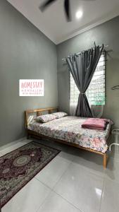 丹那美拉Homestay Mohd Aizri Bukit Gading的有两张床和一扇窗户的卧室