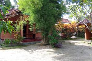 Taman di luar Hotel O Dannis Homestay Near Musholla Al Istiqomah Terawangan