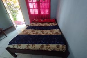 un letto in una camera con due letti di Hotel O Dannis Homestay Near Musholla Al Istiqomah Terawangan a Lombok