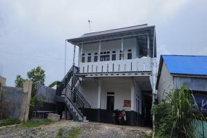 a building with a motorcycle parked in front of it at Hotel O Penginapan Al-asharNearWarung Acil Ubai in Rantau