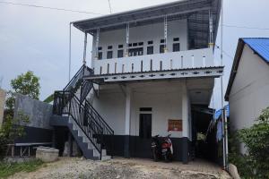 a building with a motorcycle parked in front of it at Hotel O Penginapan Al-asharNearWarung Acil Ubai in Rantau +24 photos