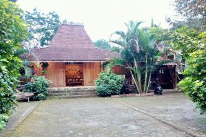 Casa pequeña con techo de baldosa en OYO Homes 93598 Omah Baturan Syariah, en Solo