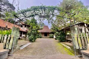 un arco en un pueblo con un edificio en OYO Homes 93598 Omah Baturan Syariah, en Solo